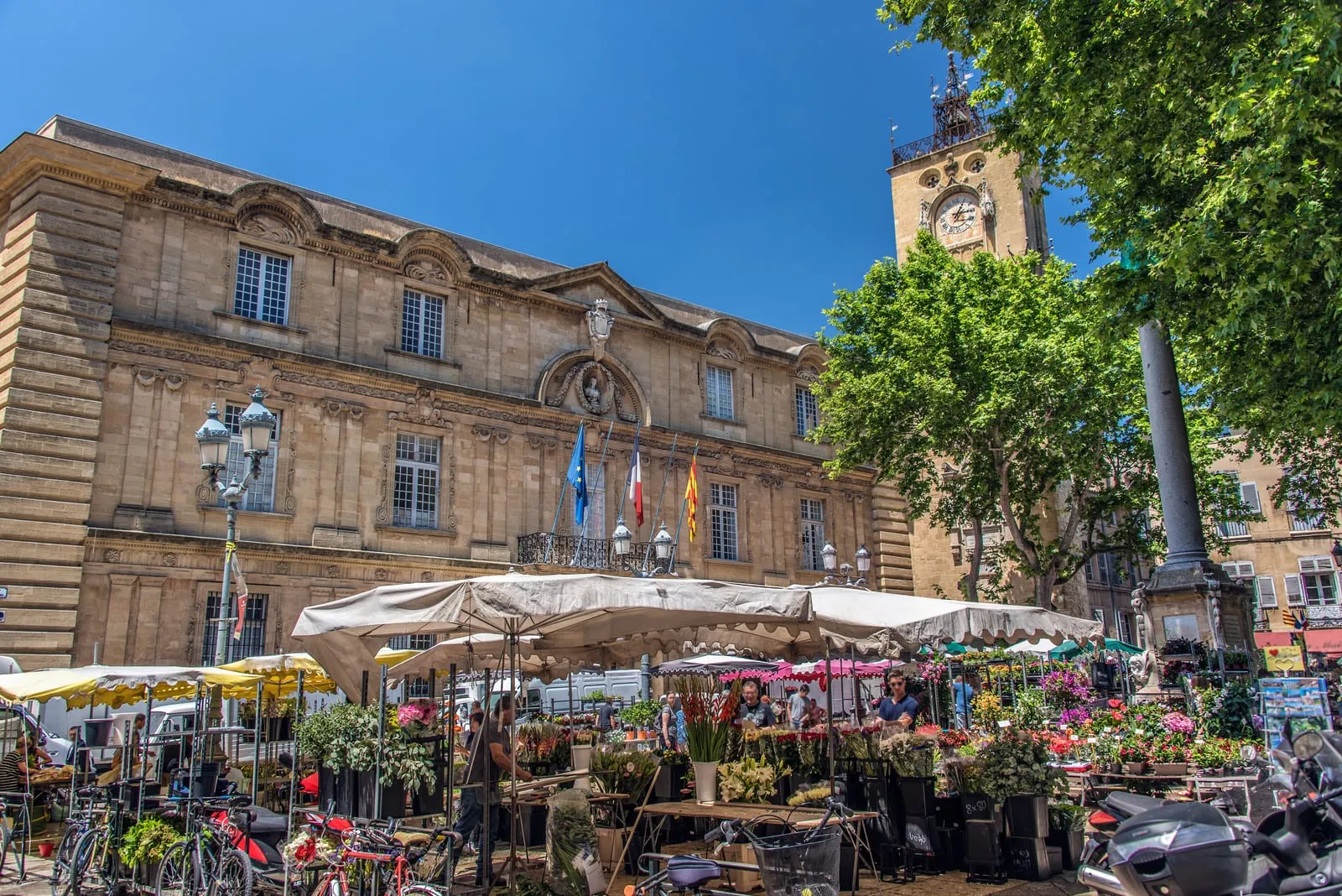 Le marché aux fleurs devant l'hôtel de ville d'Aix-en-Provence