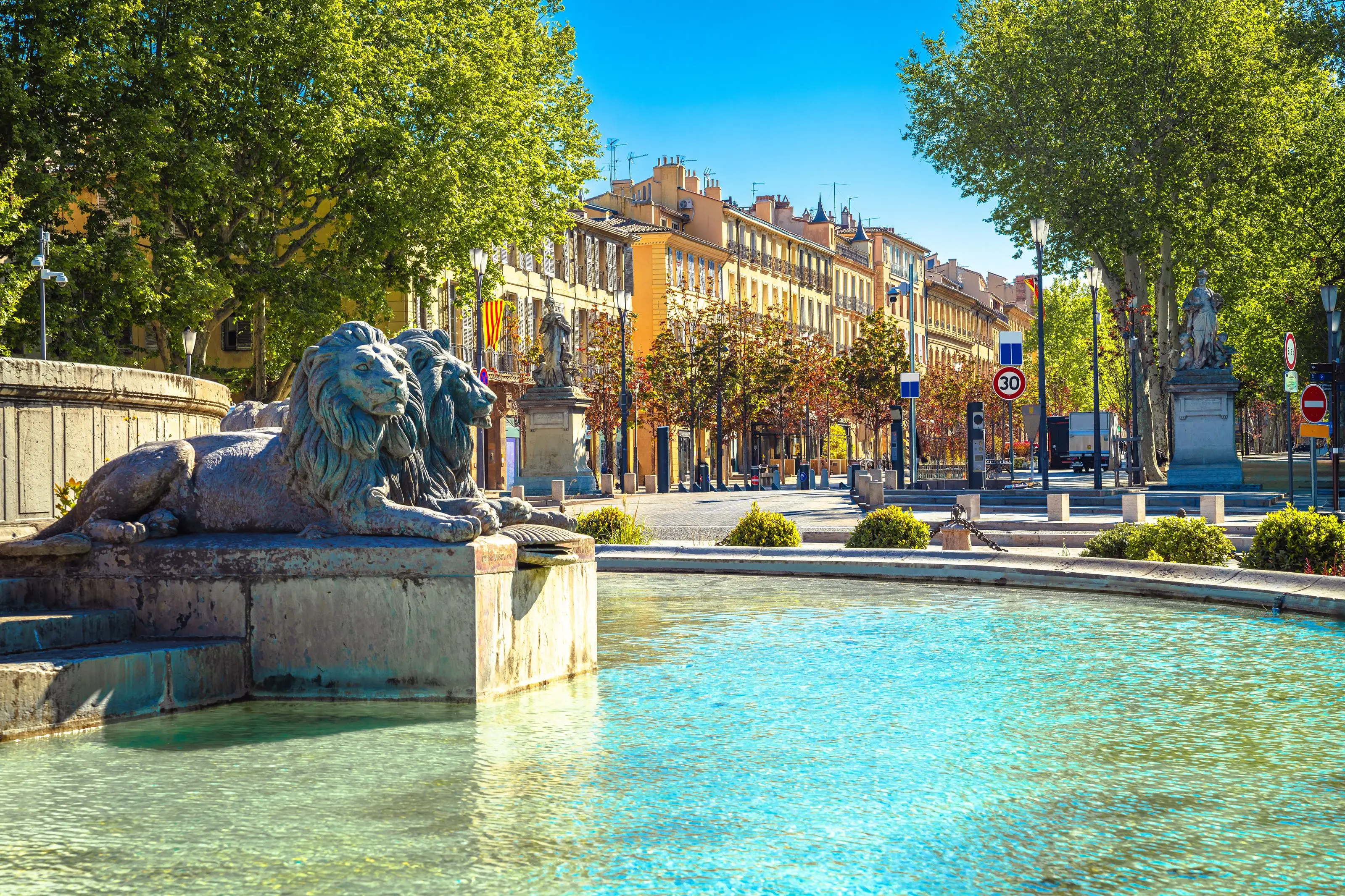 La fontaine de la Rotonde et le cours Mirabeau à Aix-en-Provence