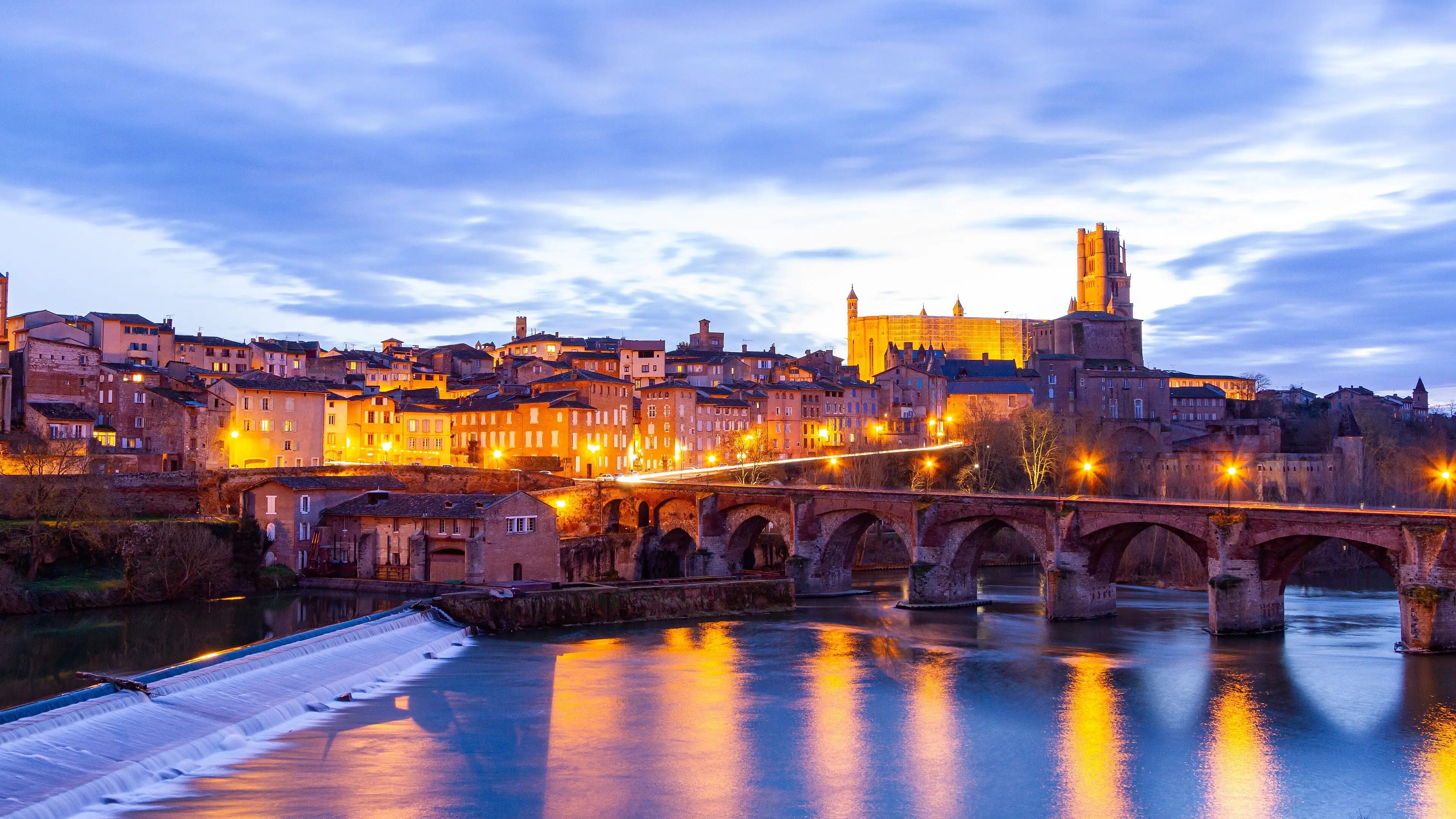 La cathédrale Sainte-Cécile d’Albi et le Tarn au crépuscule