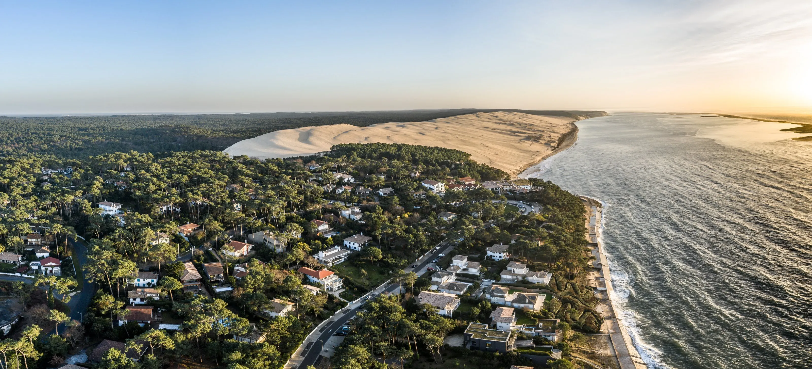 Les villas du Pyla sous les pins et la dune du Pilat, vues du ciel