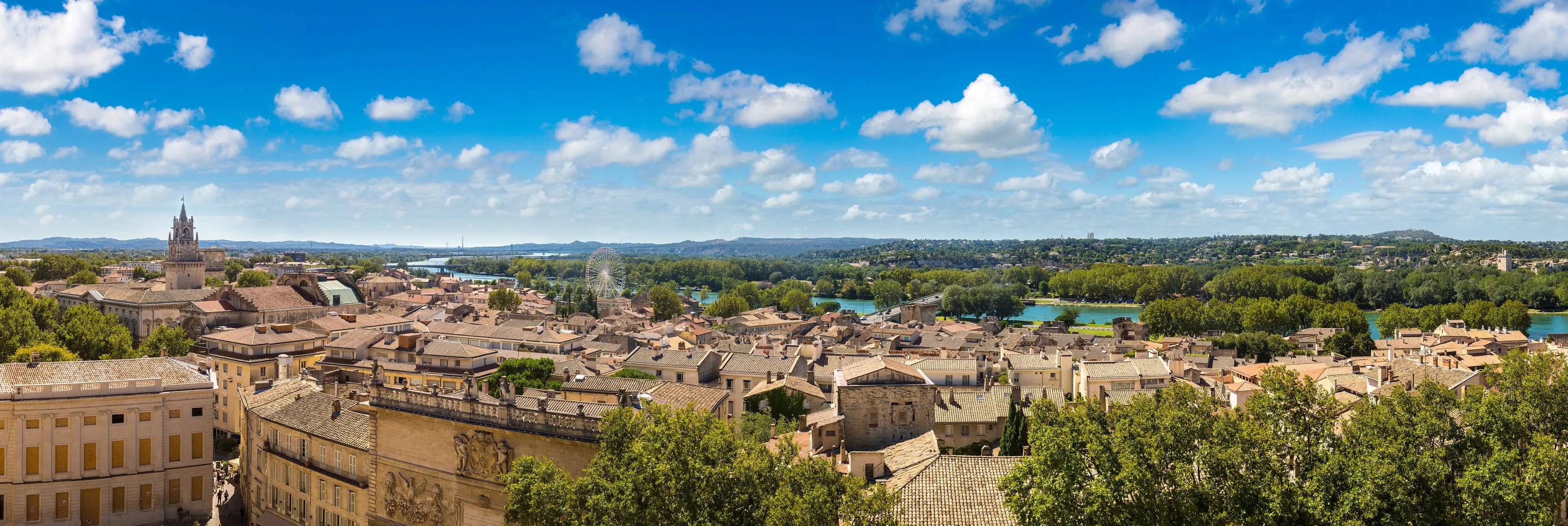 Les toits de tuiles d’Avignon et le Rhône, vue panoramique