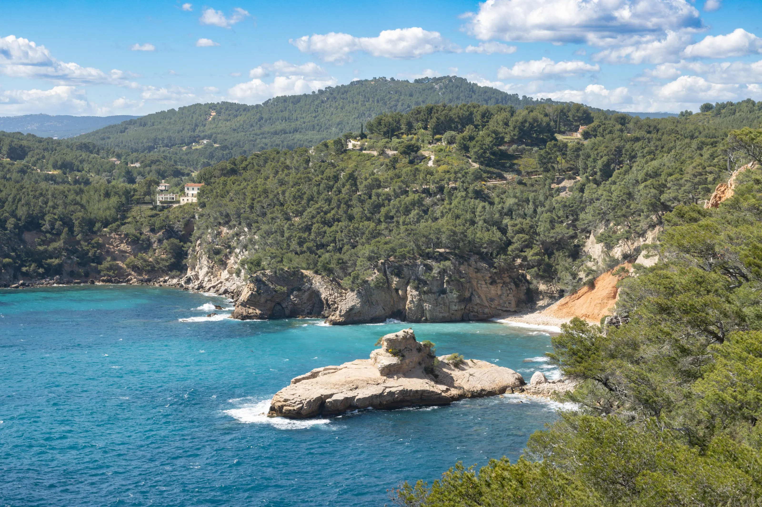 Une calanque boisée de la côte de Bandol et ses eaux turquoise