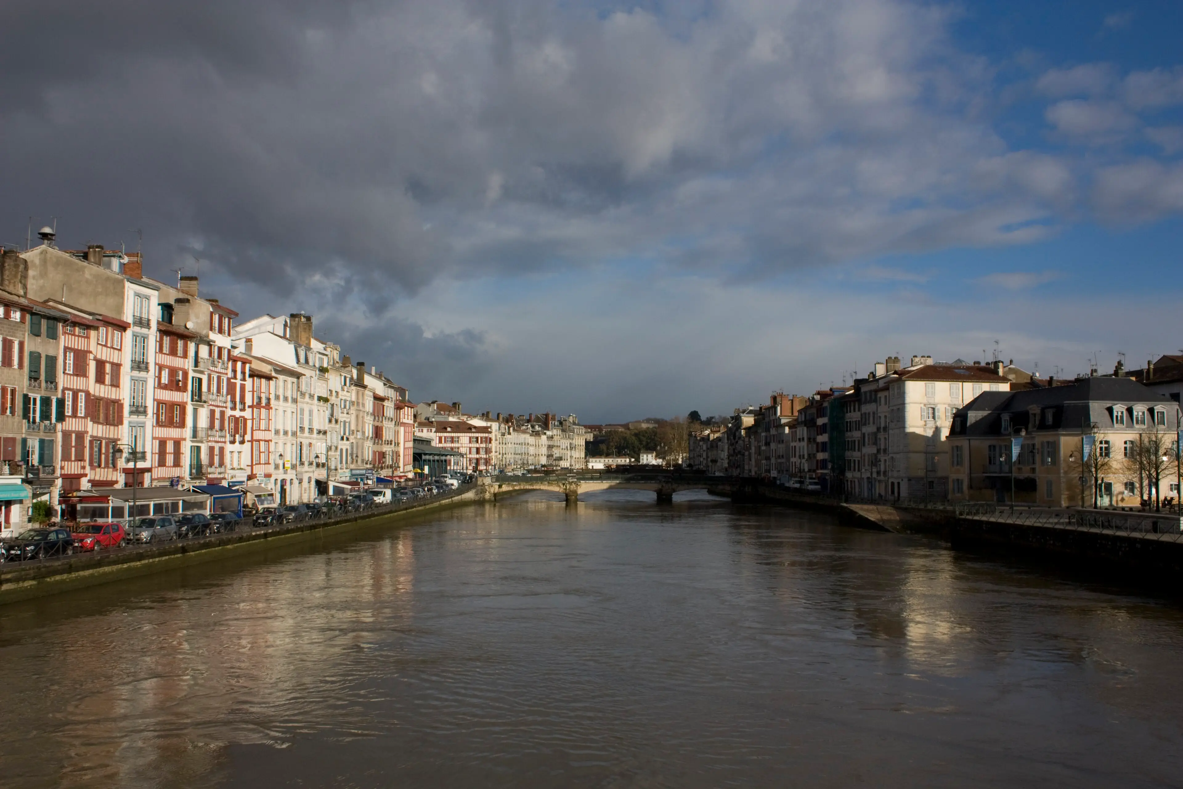 La Nive et les quais de Bayonne, entre deux averses