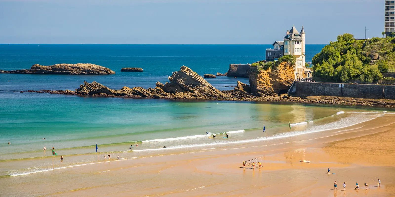 La villa Belza sur son rocher et la plage du Port-Vieux, à Biarritz