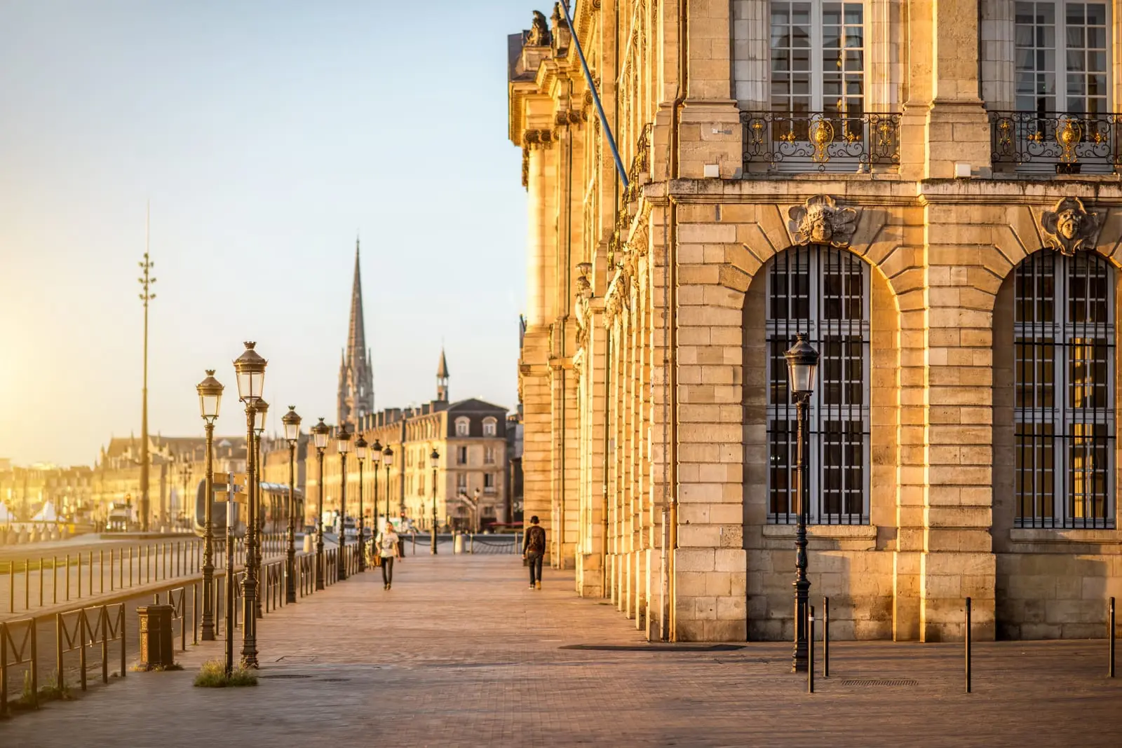 Les quais de la Garonne au couchant, vers la place de la Bourse