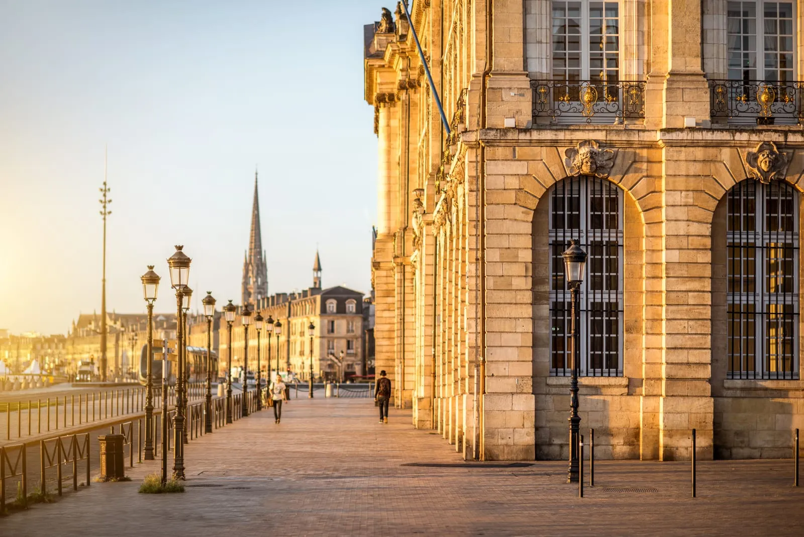 Les quais de la Garonne au couchant, vers la place de la Bourse