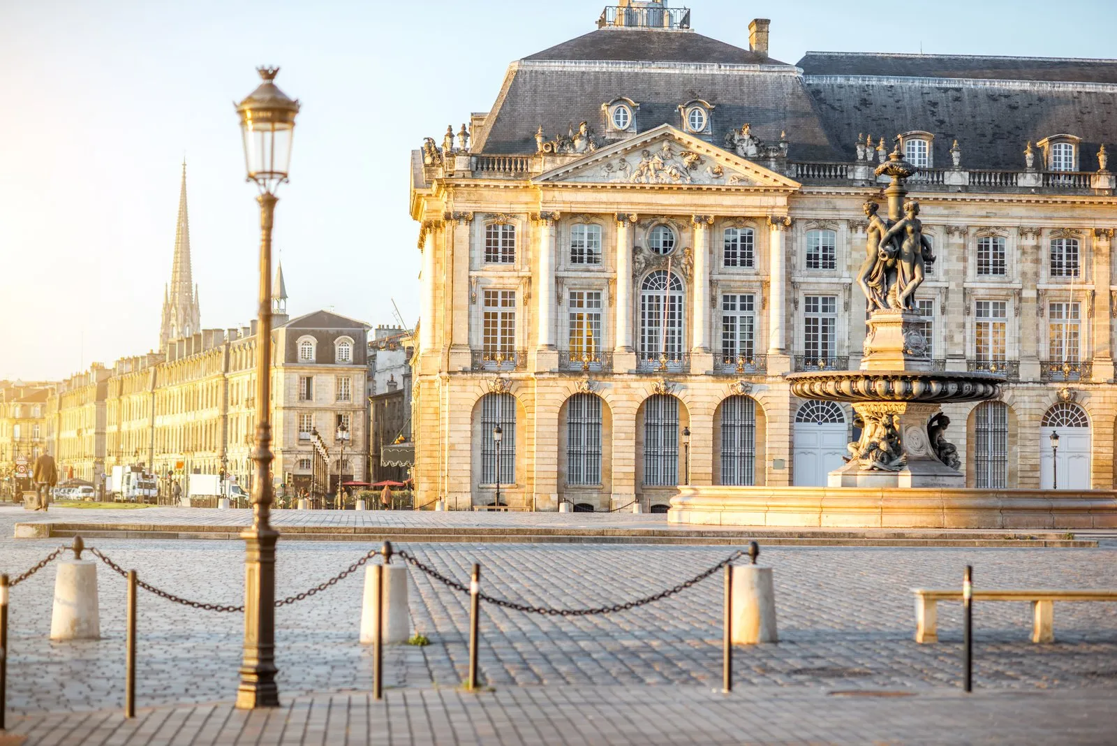 La place de la Bourse et la fontaine des Trois-Grâces, à Bordeaux