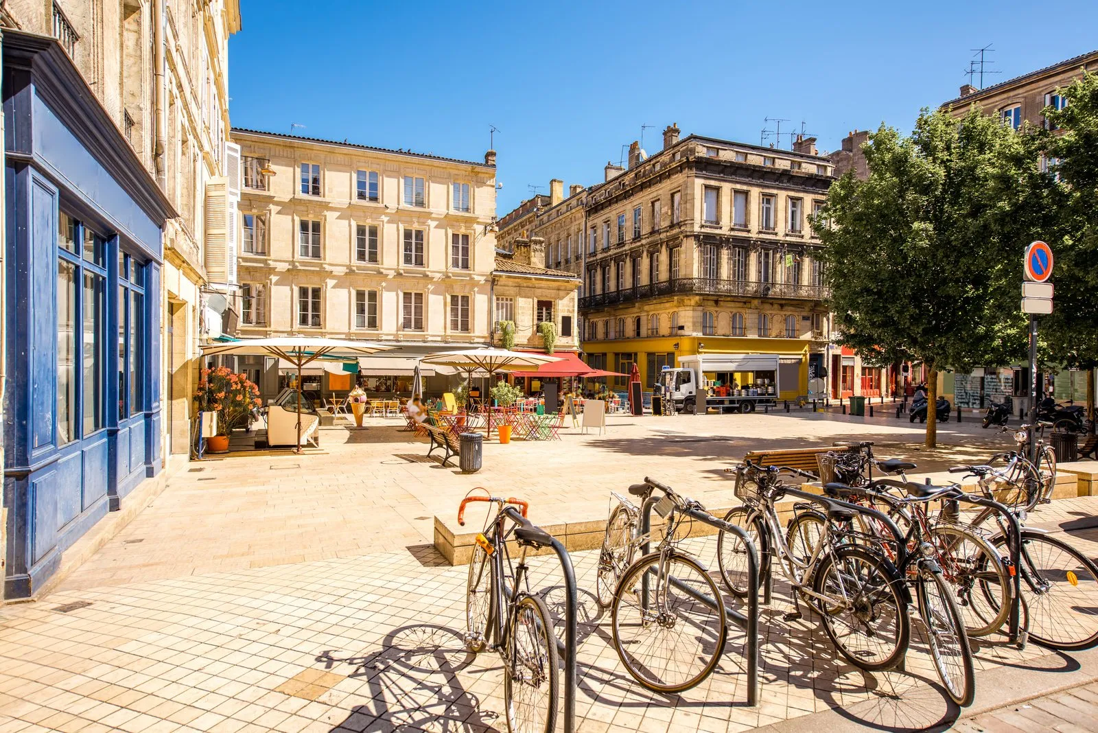 Une place de Bordeaux, ses terrasses et ses façades de pierre