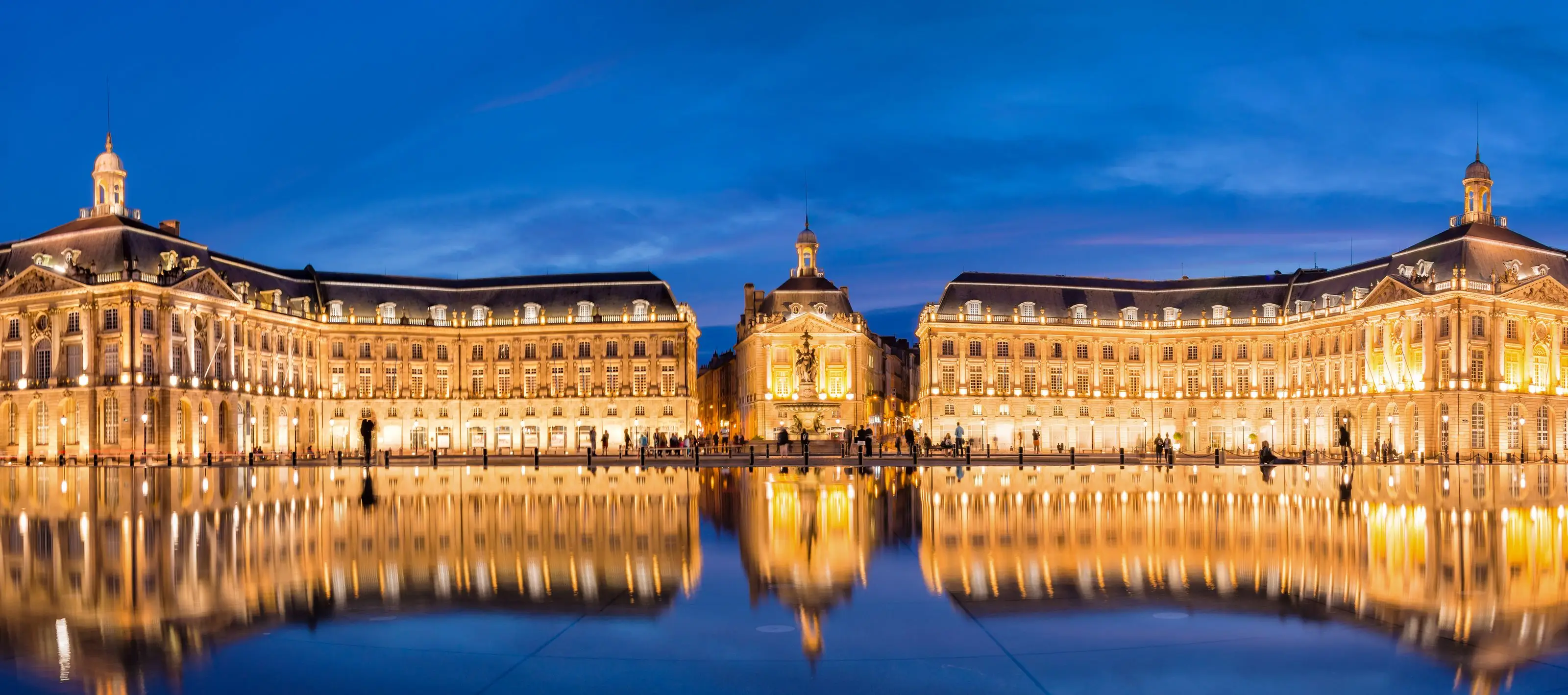 La place de la Bourse et le miroir d’eau à l’heure bleue, à Bordeaux