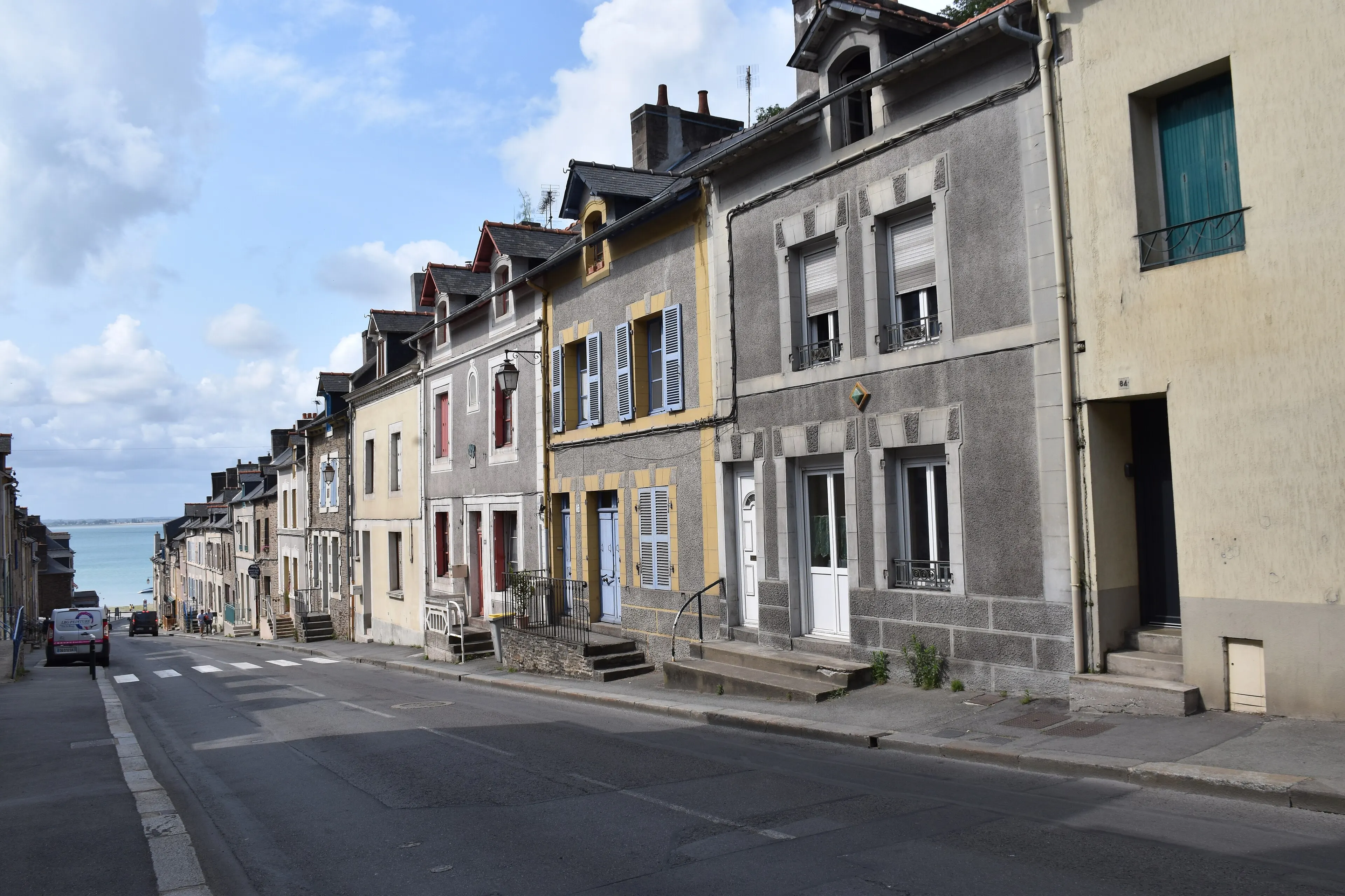A rua do porto de Cancale, cidade das ostras da baía do Mont-Saint-Michel