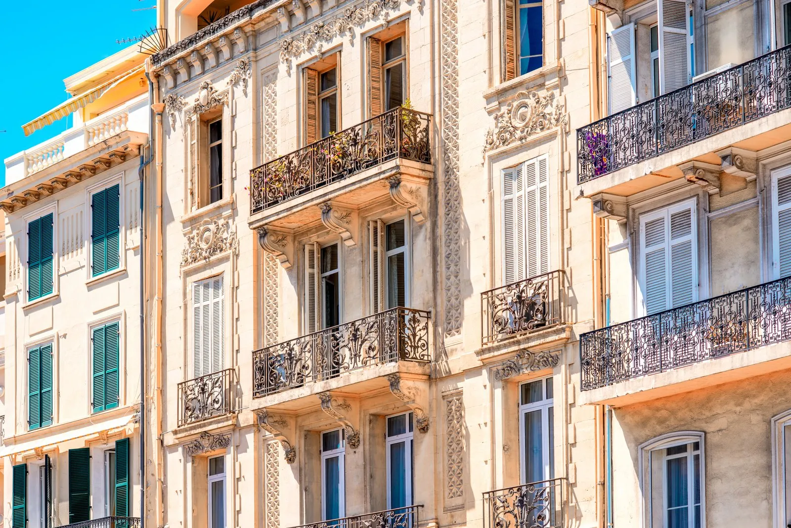 Les façades ouvragées et les balcons en fer forgé de Cannes
