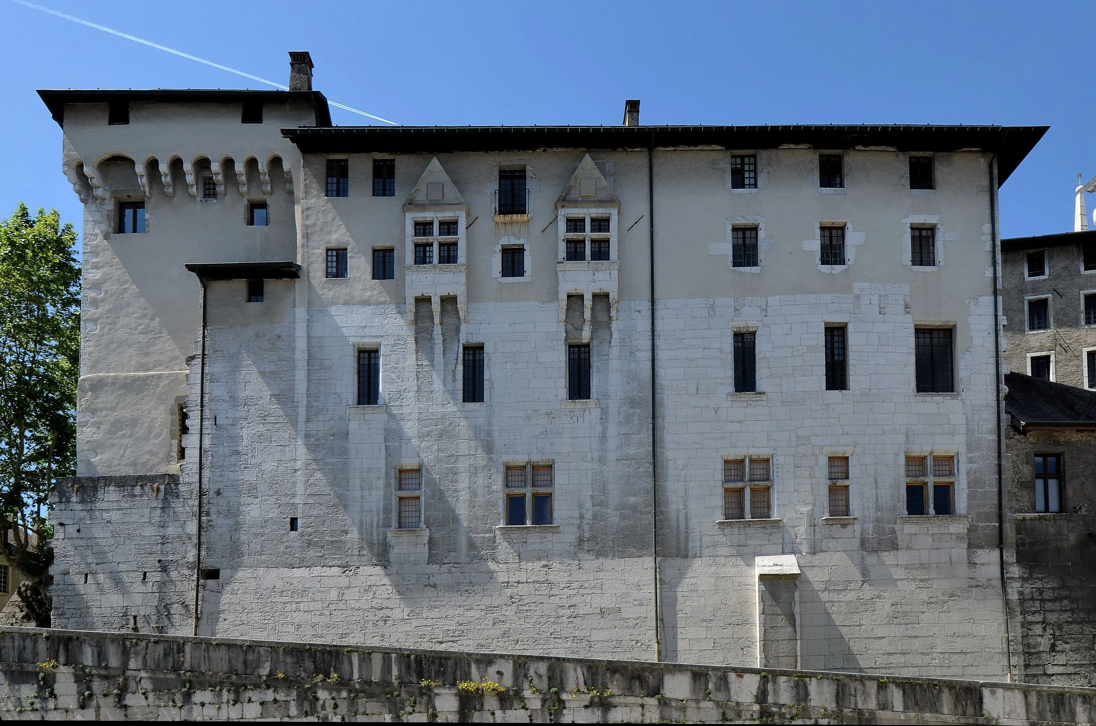 La place du Château et le château des ducs de Savoie à Chambéry