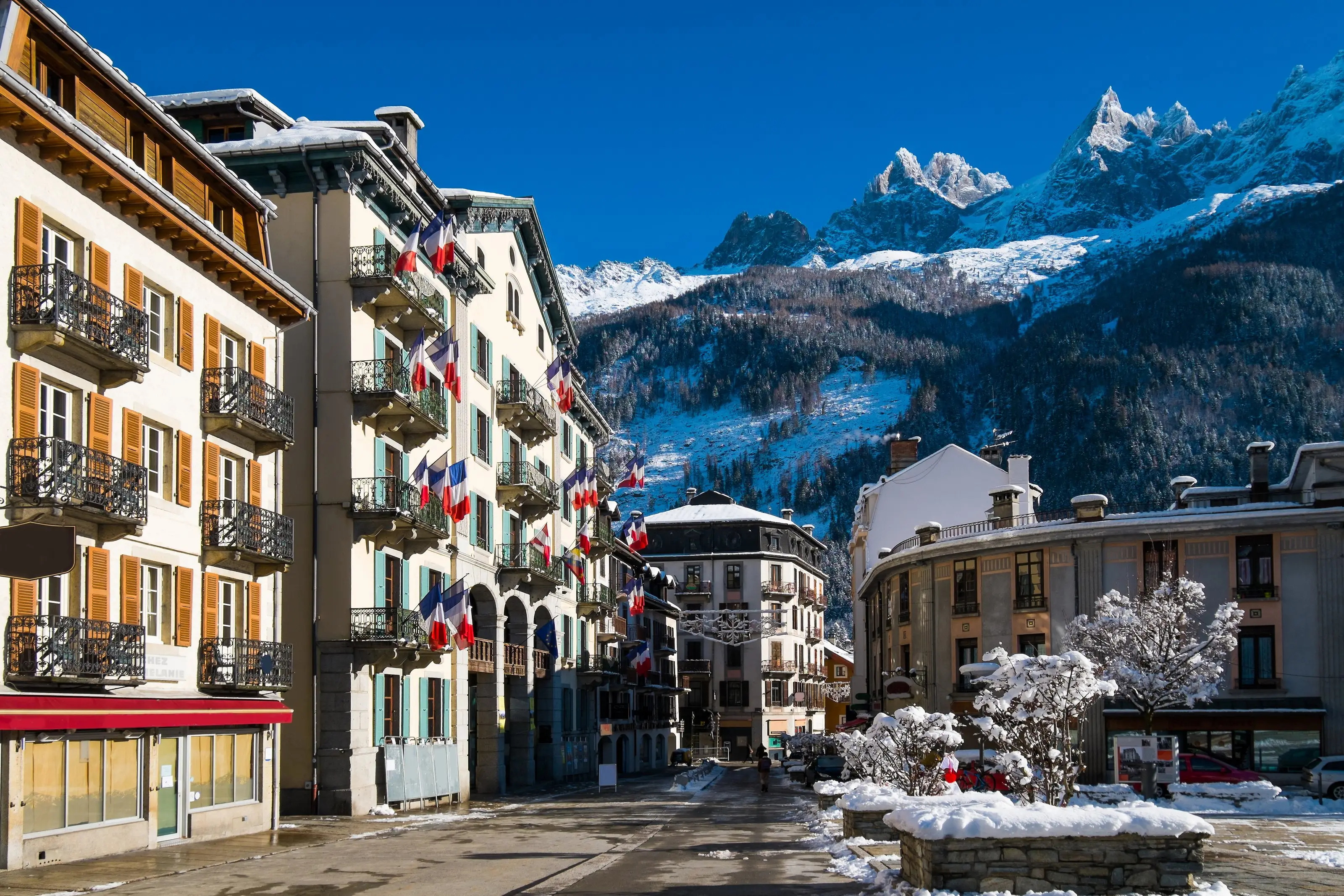 Le massif du Mont-Blanc et l'Aiguille du Midi au-dessus de Chamonix