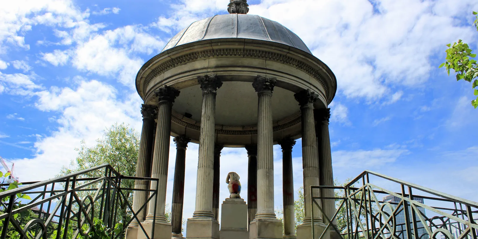 O templo do Amor na ilha de la Jatte em Neuilly-sur-Seine, a sua rotunda de colunas sob um céu de nuvens