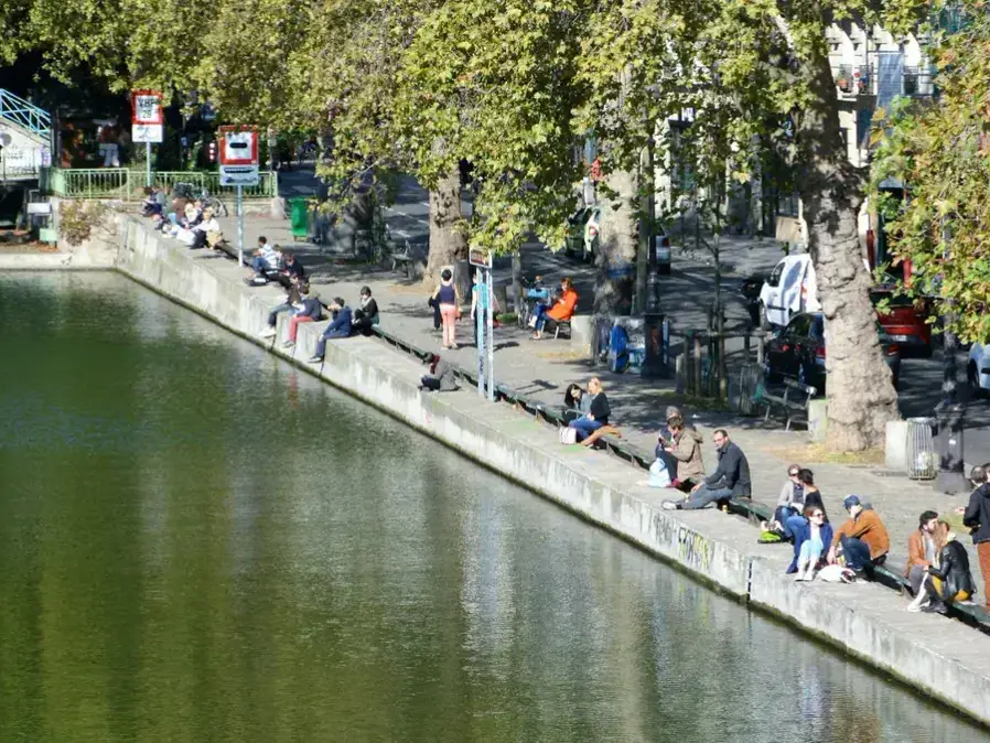 Le canal Saint-Martin bordé d'immeubles haussmanniens