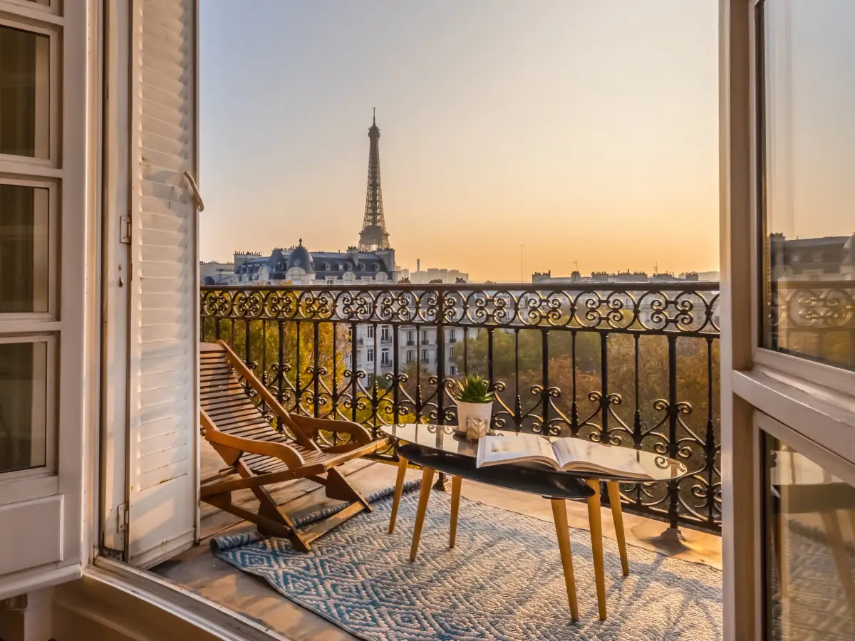 La tour Eiffel en plein cadre sous un ciel dégagé