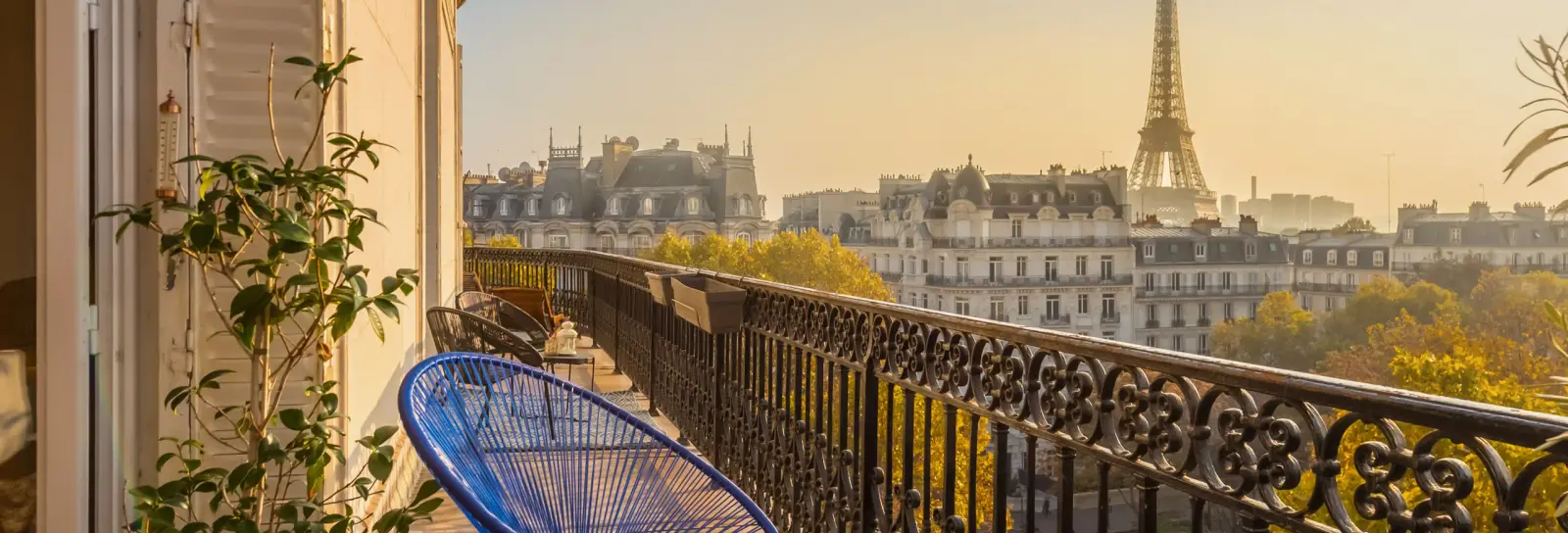 Le balcon d’un appartement parisien et la tour Eiffel en fin de journée