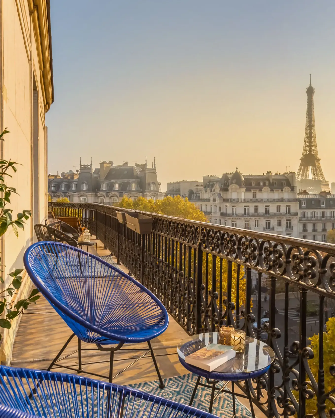 Le balcon d’un appartement parisien et la tour Eiffel en fin de journée