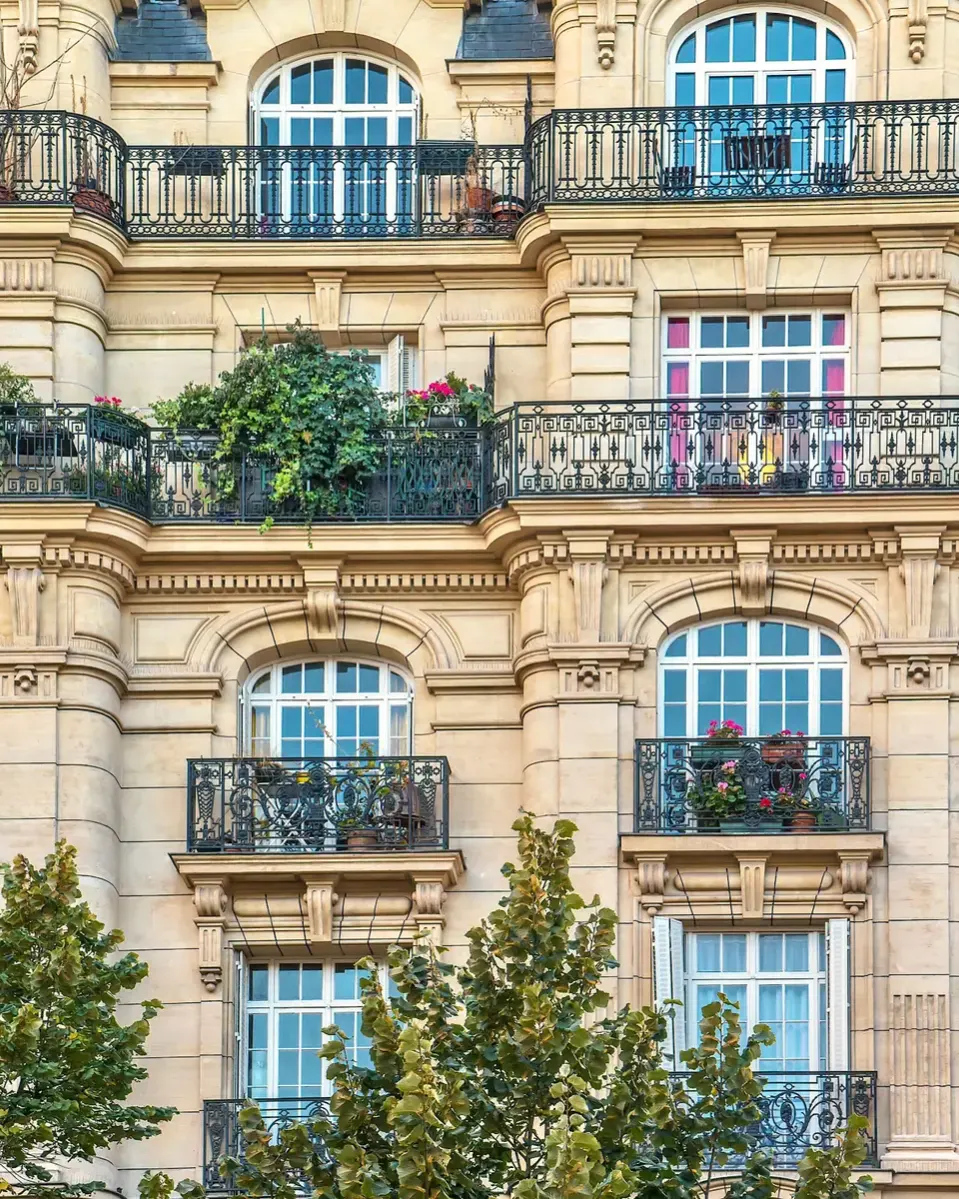 Dois edifícios haussmannianos com sacadas de ferro forjado