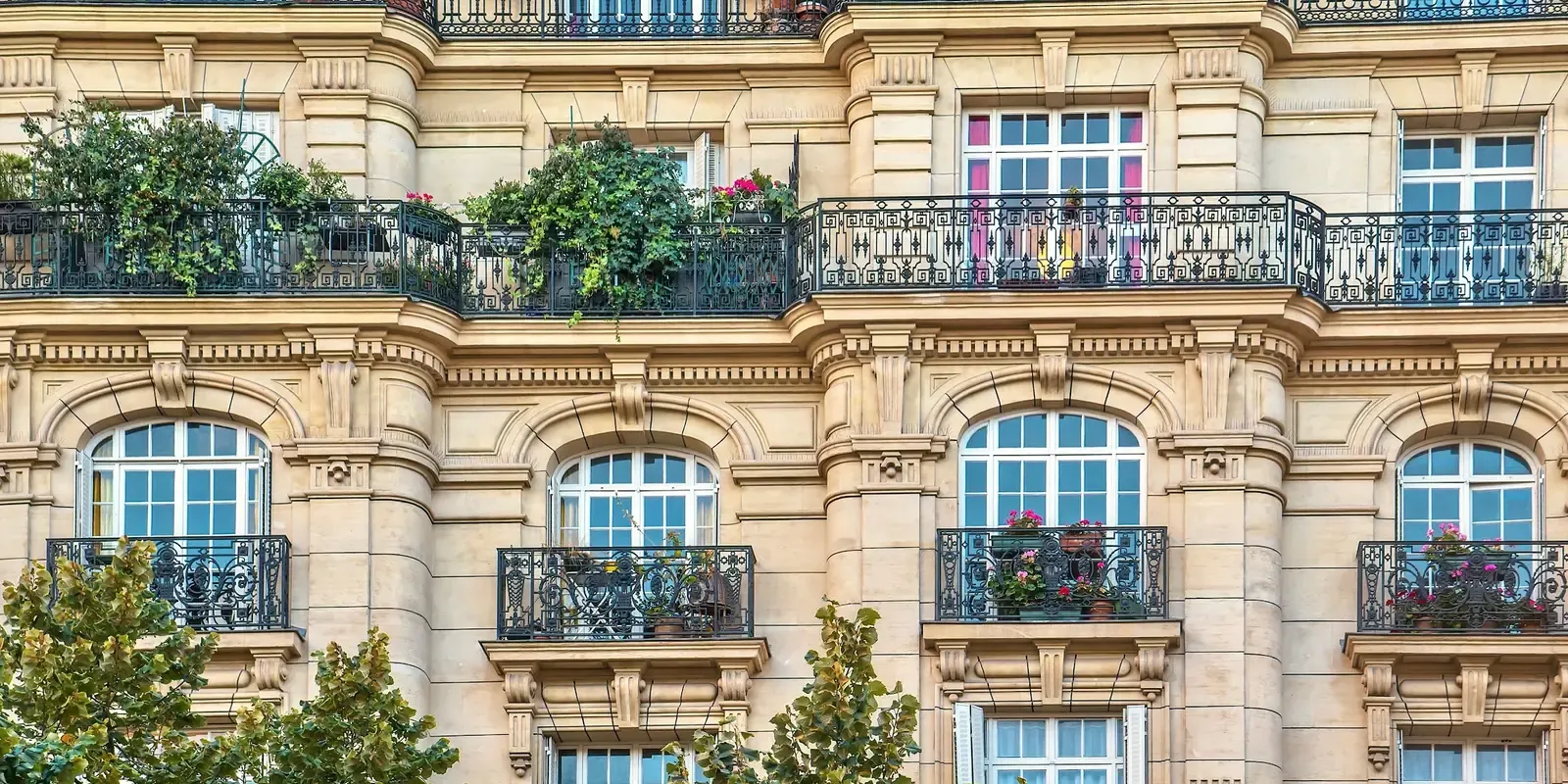 Deux immeubles haussmanniens aux balcons en fer forgé
