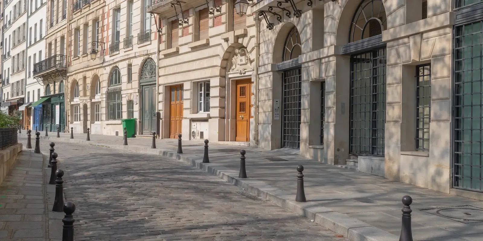 Rue pavée et façades haussmanniennes