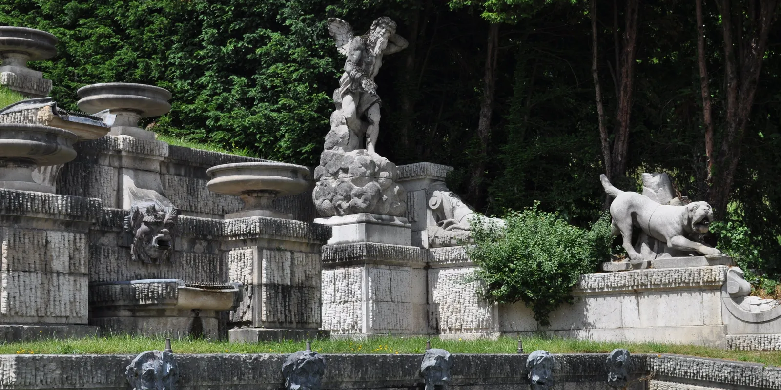 Les statues et les mascarons de la Grande Cascade du domaine national de Saint-Cloud, sous les grands arbres