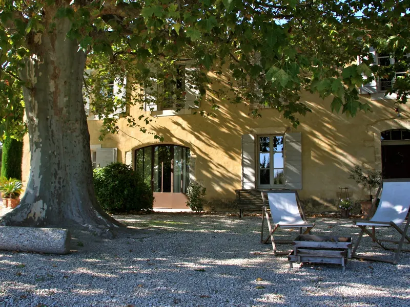 O pátio de uma bastide provençal sob um grande plátano perto de Aix-en-Provence