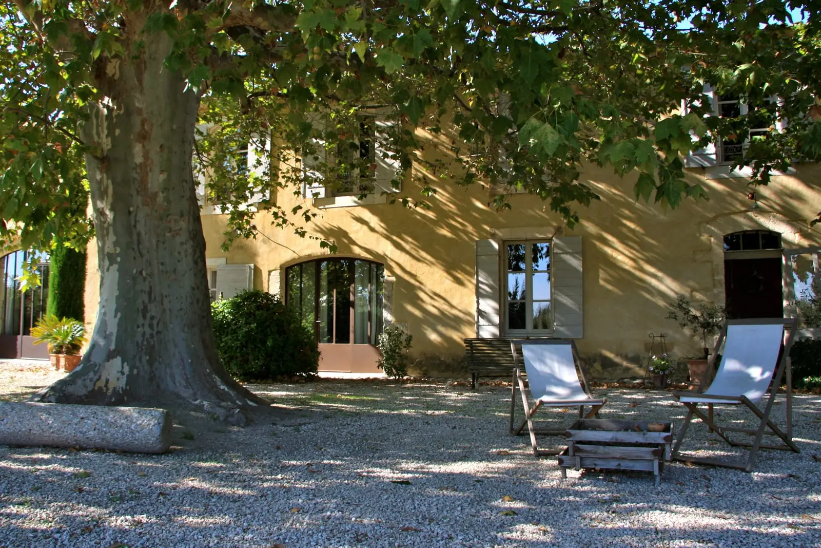 O pátio de uma bastide provençal sob um grande plátano perto de Aix-en-Provence