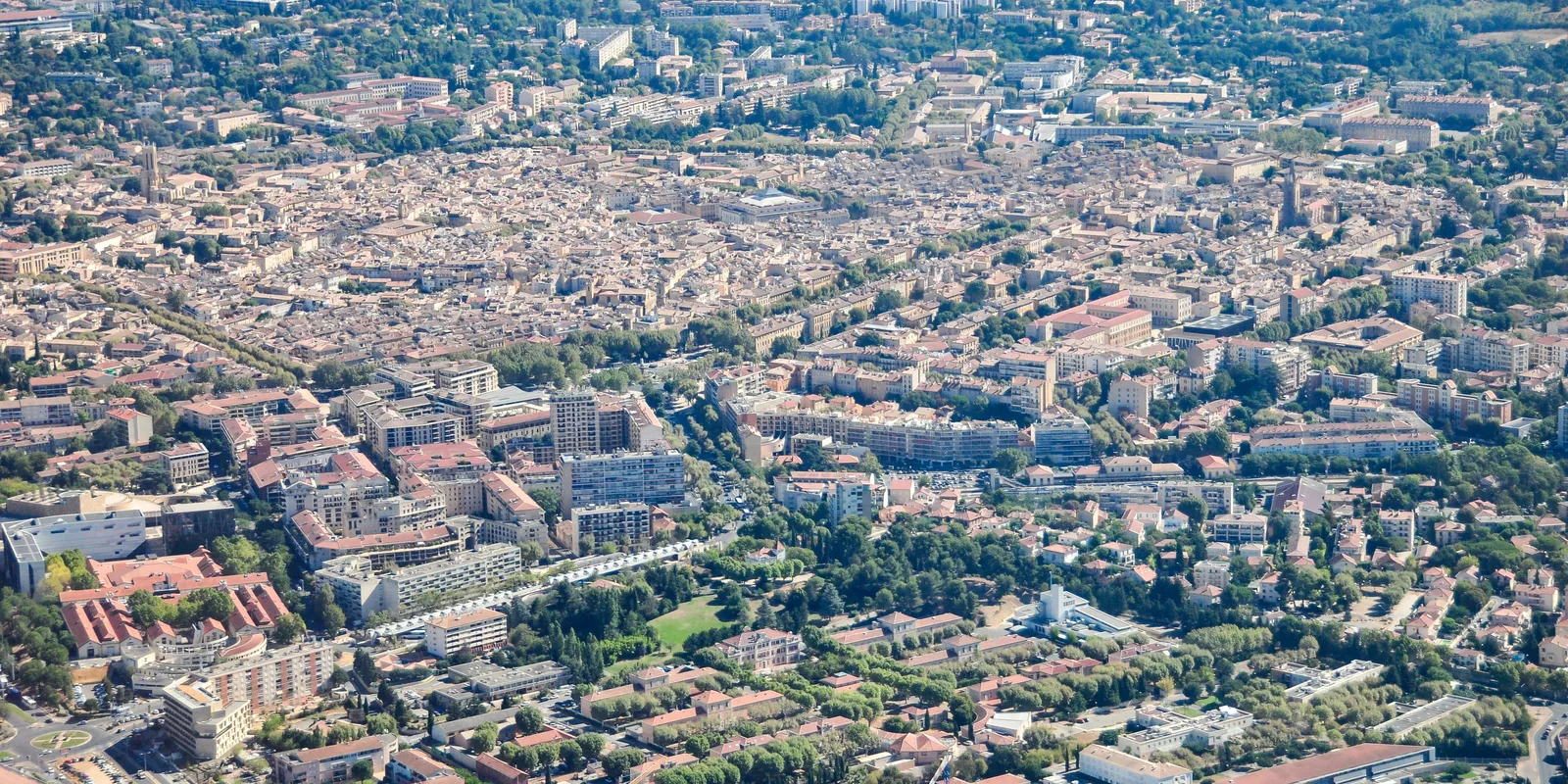 O centro antigo de Aix-en-Provence visto do céu, em direção à montanha Sainte-Victoire