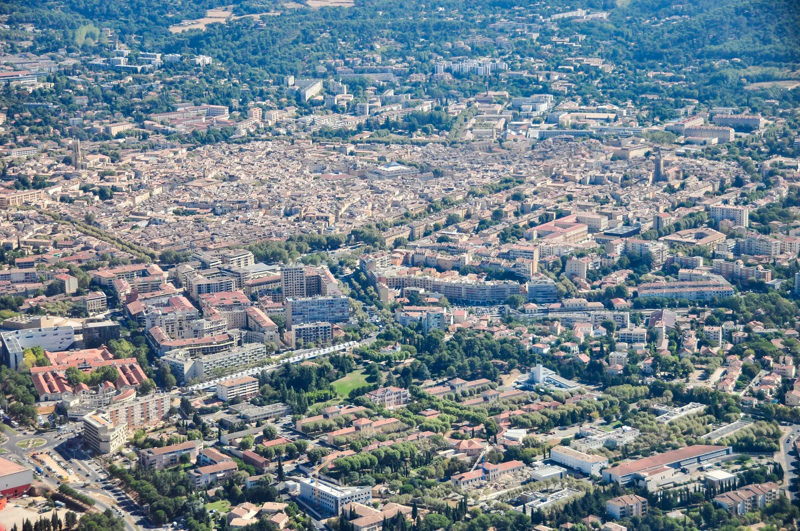 O centro antigo de Aix-en-Provence visto do céu, em direção à montanha Sainte-Victoire