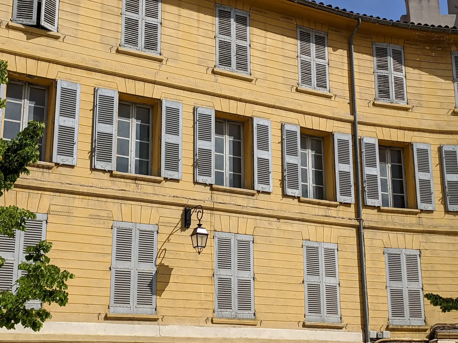 Uma fachada amarela do centro de Aix-en-Provence