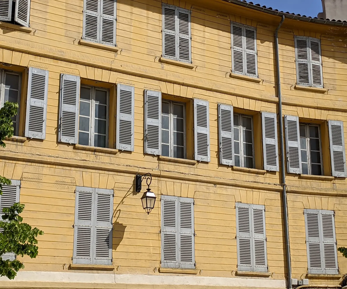 Uma fachada amarela do centro de Aix-en-Provence