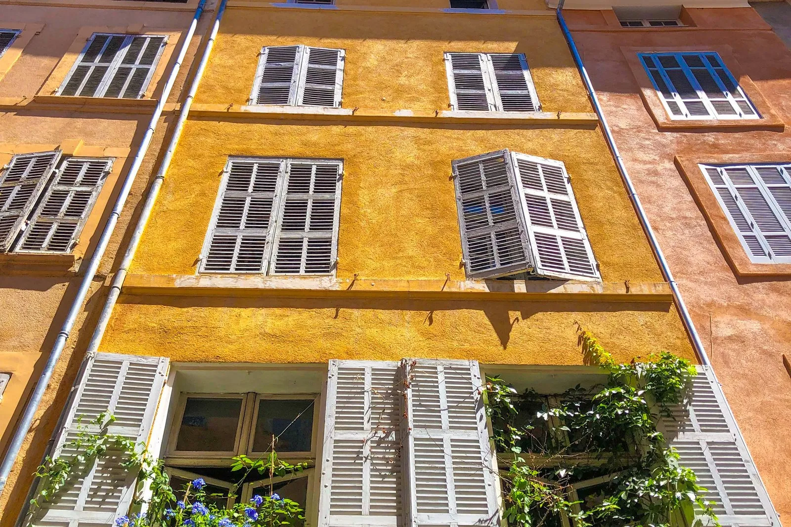 Uma fachada ocre com portadas em Aix-en-Provence