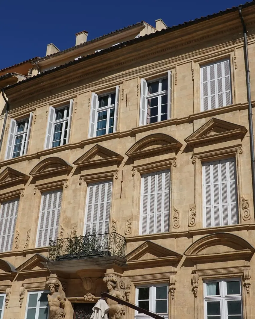 A fachada esculpida de um palacete do centro de Aix-en-Provence