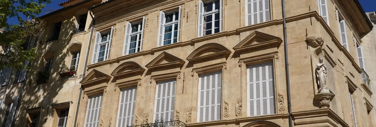 A fachada esculpida de um palacete do centro de Aix-en-Provence