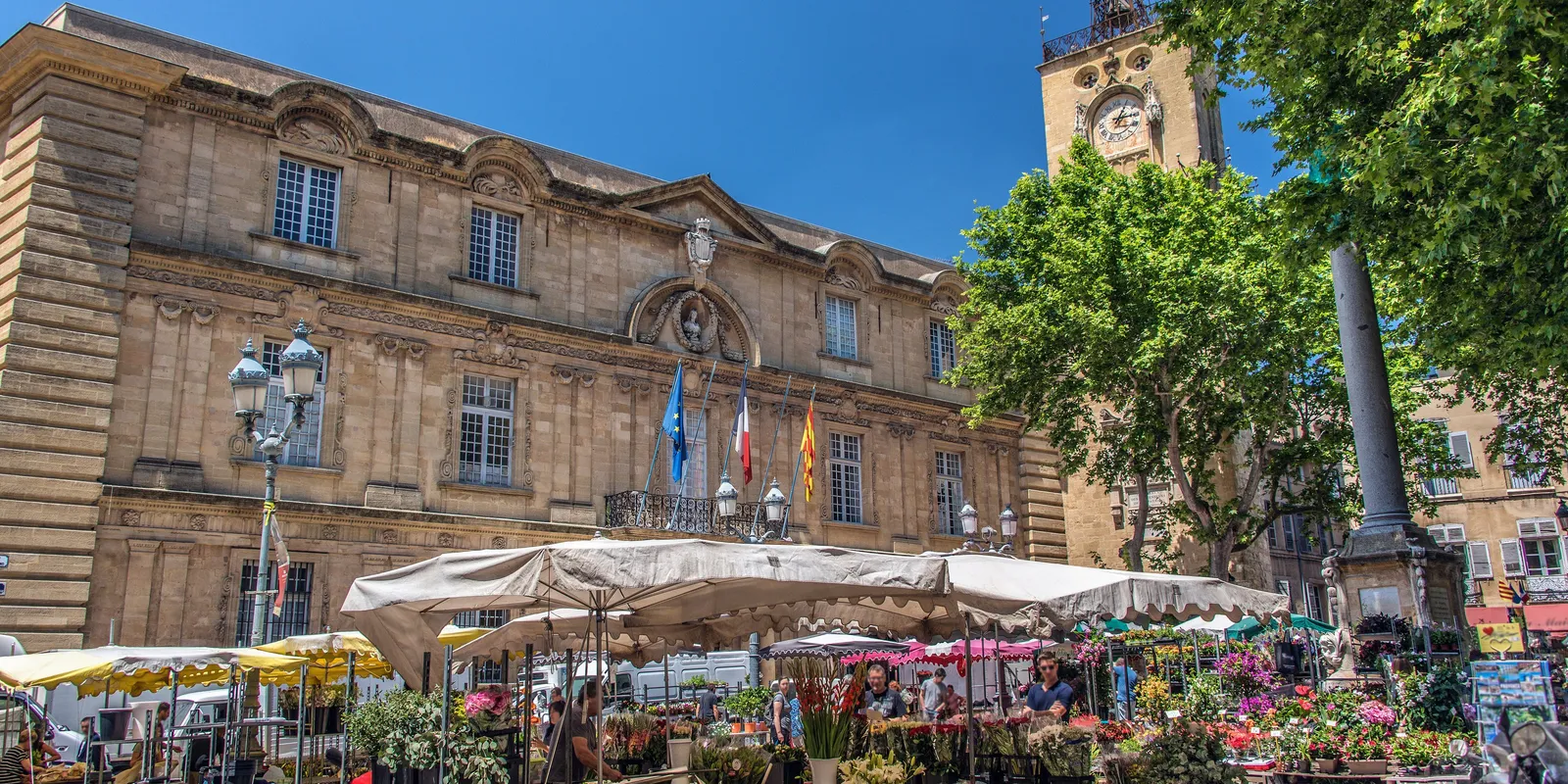 Le marché aux fleurs devant l'hôtel de ville d'Aix-en-Provence