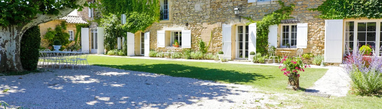 Un mas provençal et son jardin près d'Aix-en-Provence