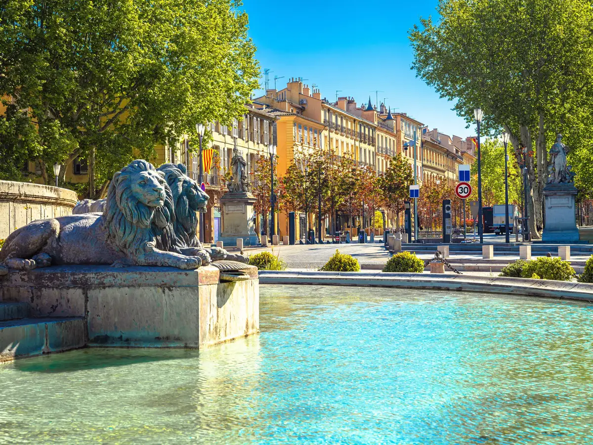 La fontaine de la Rotonde et le cours Mirabeau à Aix-en-Provence