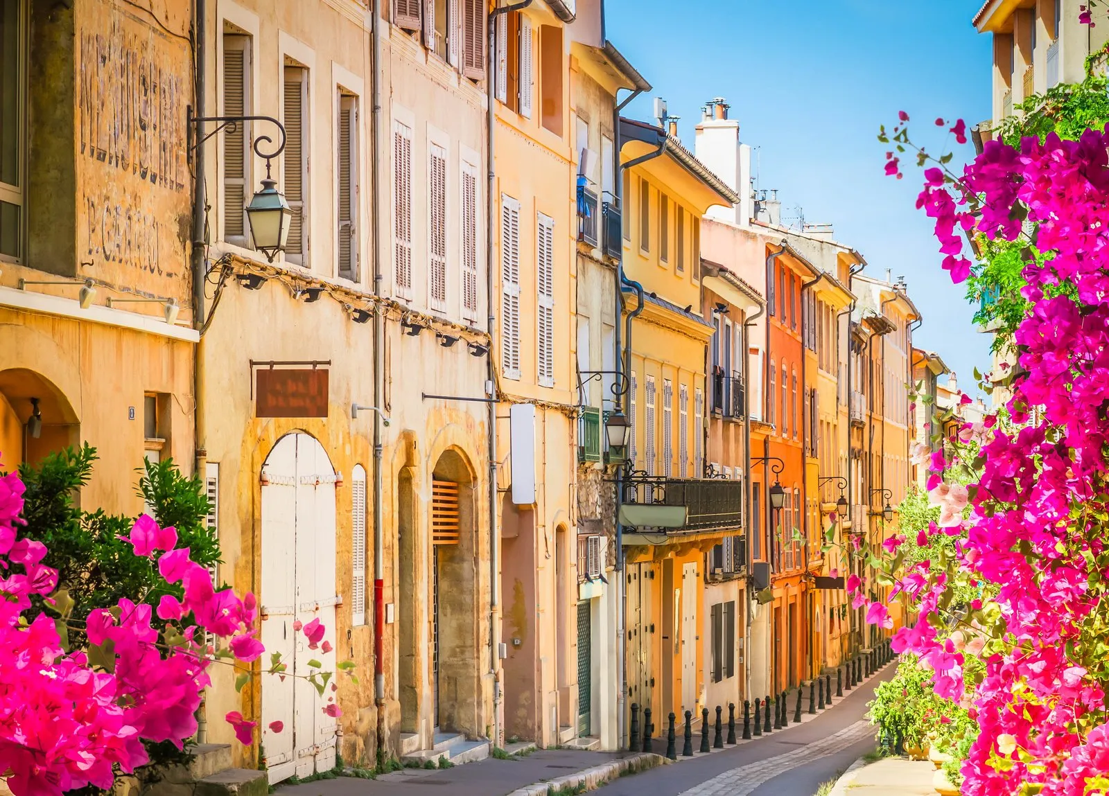 Une ruelle à bougainvilliers dans le vieil Aix-en-Provence