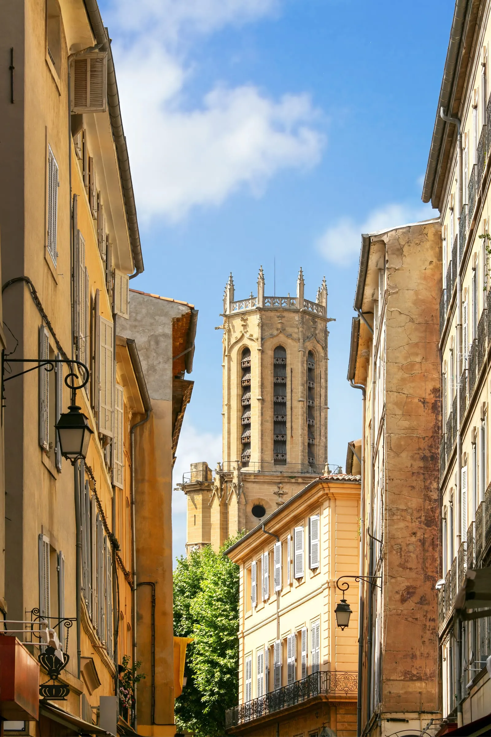 Uma ruela do velho Aix a subir em direção ao campanário da catedral de Saint-Sauveur
