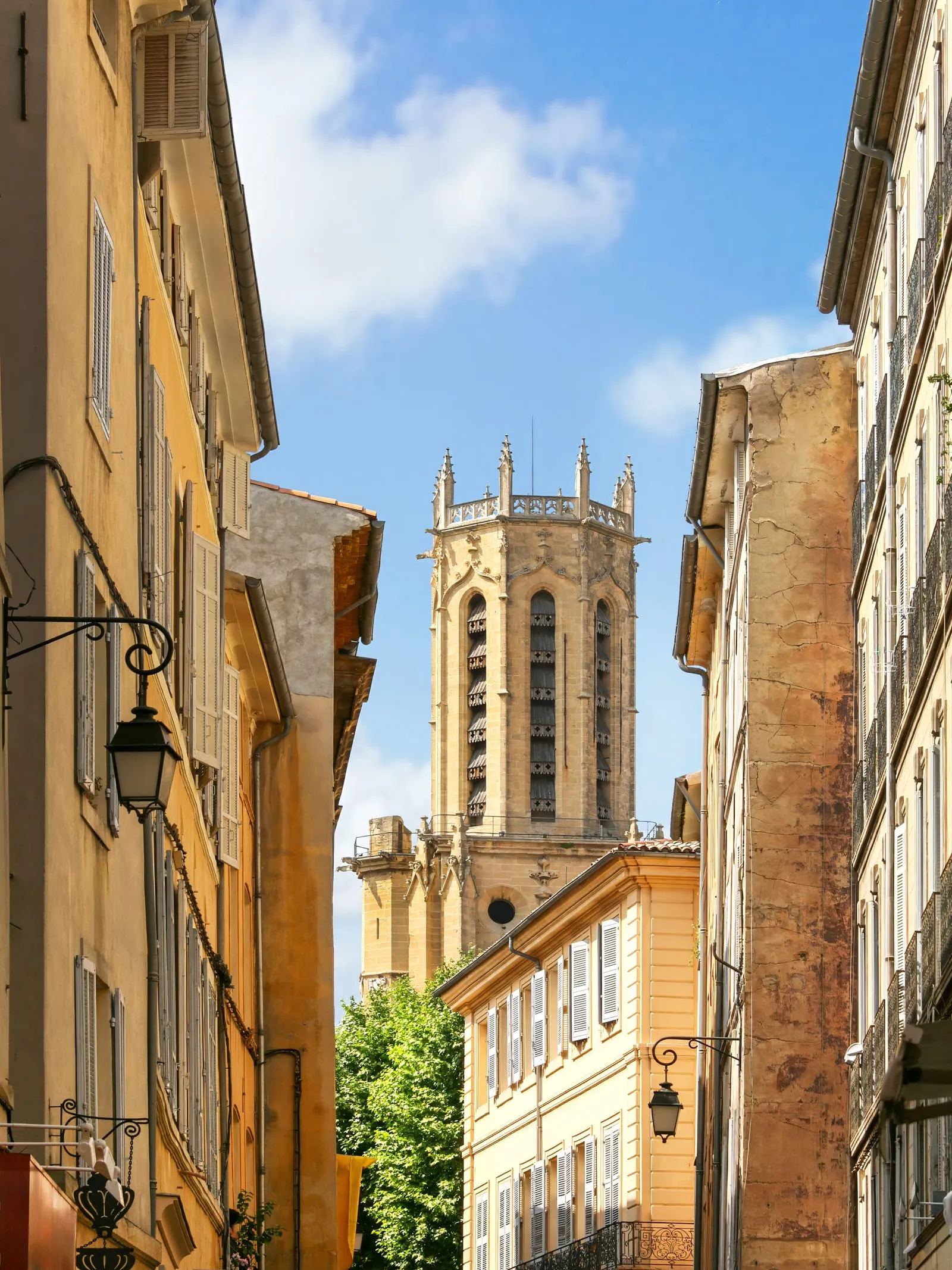 Une ruelle du vieil Aix montant vers le clocher de la cathédrale Saint-Sauveur