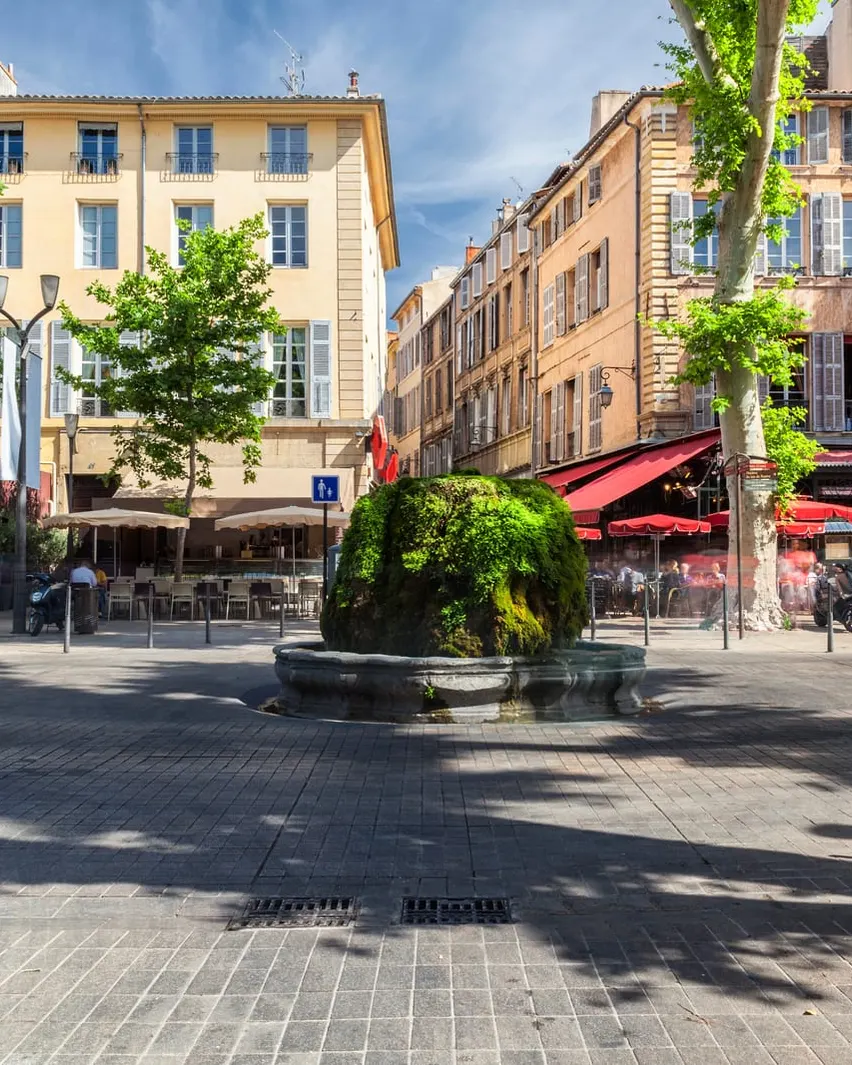 Uma esplanada de café sob os plátanos do cours Mirabeau em Aix-en-Provence