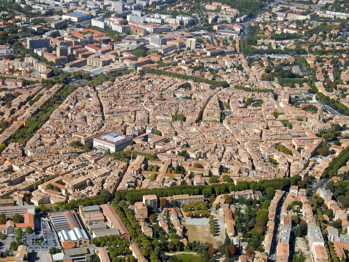 Les toits du centre ancien d’Aix-en-Provence vus du ciel