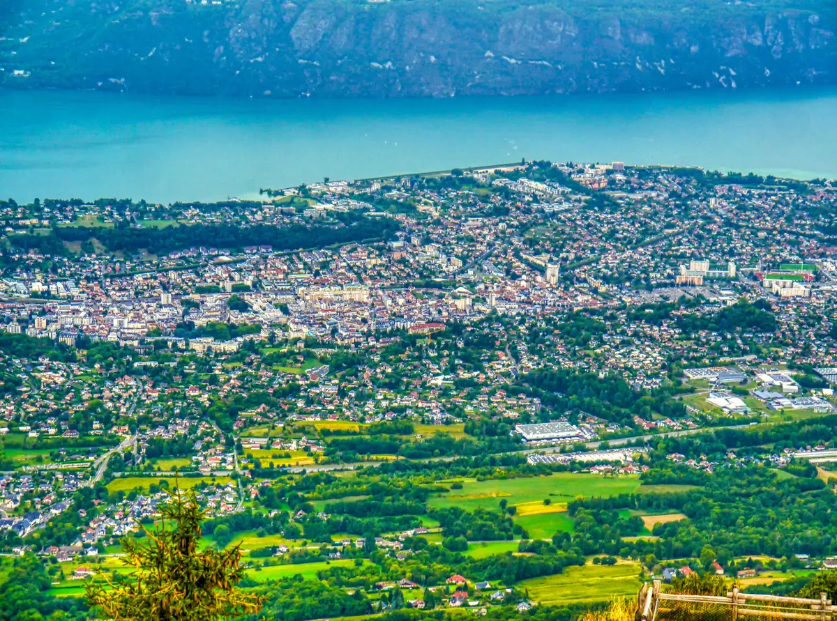 Aix-les-Bains et le lac du Bourget vus du Mont Revard