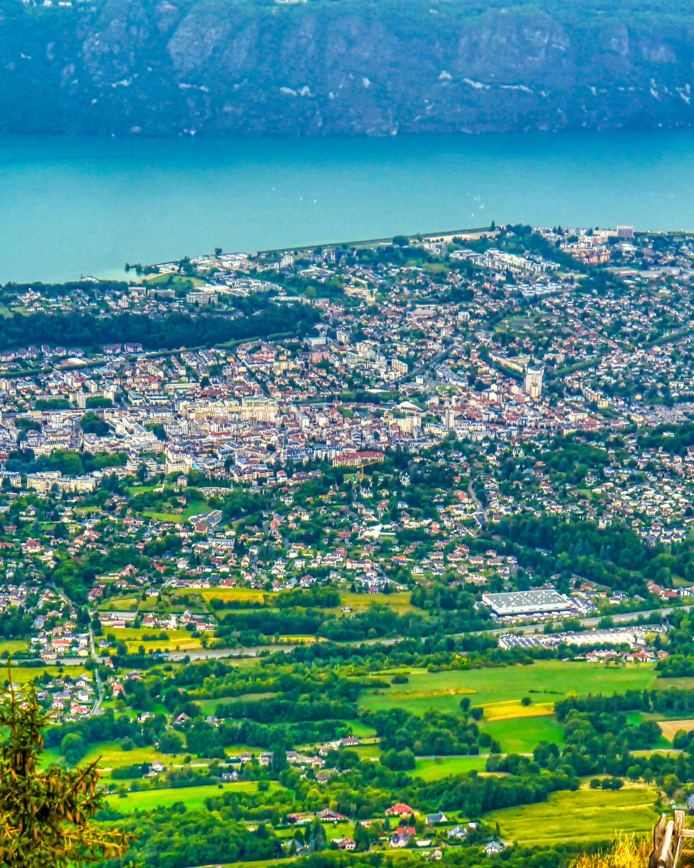Aix-les-Bains e o lago do Bourget vistos do Mont Revard