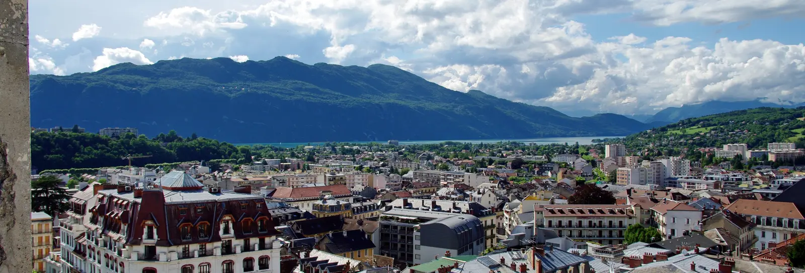Les toits d’Aix-les-Bains, ses palaces de la Belle Époque et le lac du Bourget au loin, sous les montagnes