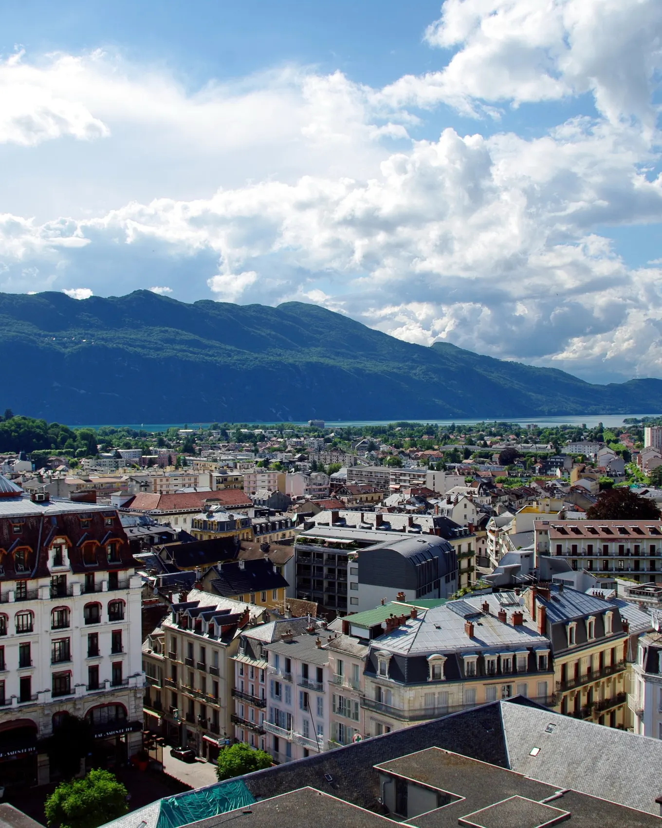 Les toits d’Aix-les-Bains, ses palaces de la Belle Époque et le lac du Bourget au loin, sous les montagnes