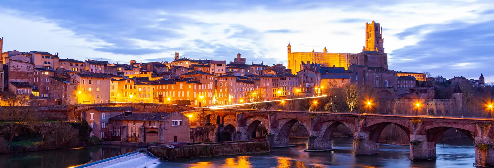 A catedral Sainte-Cécile de Albi e o Tarn ao anoitecer