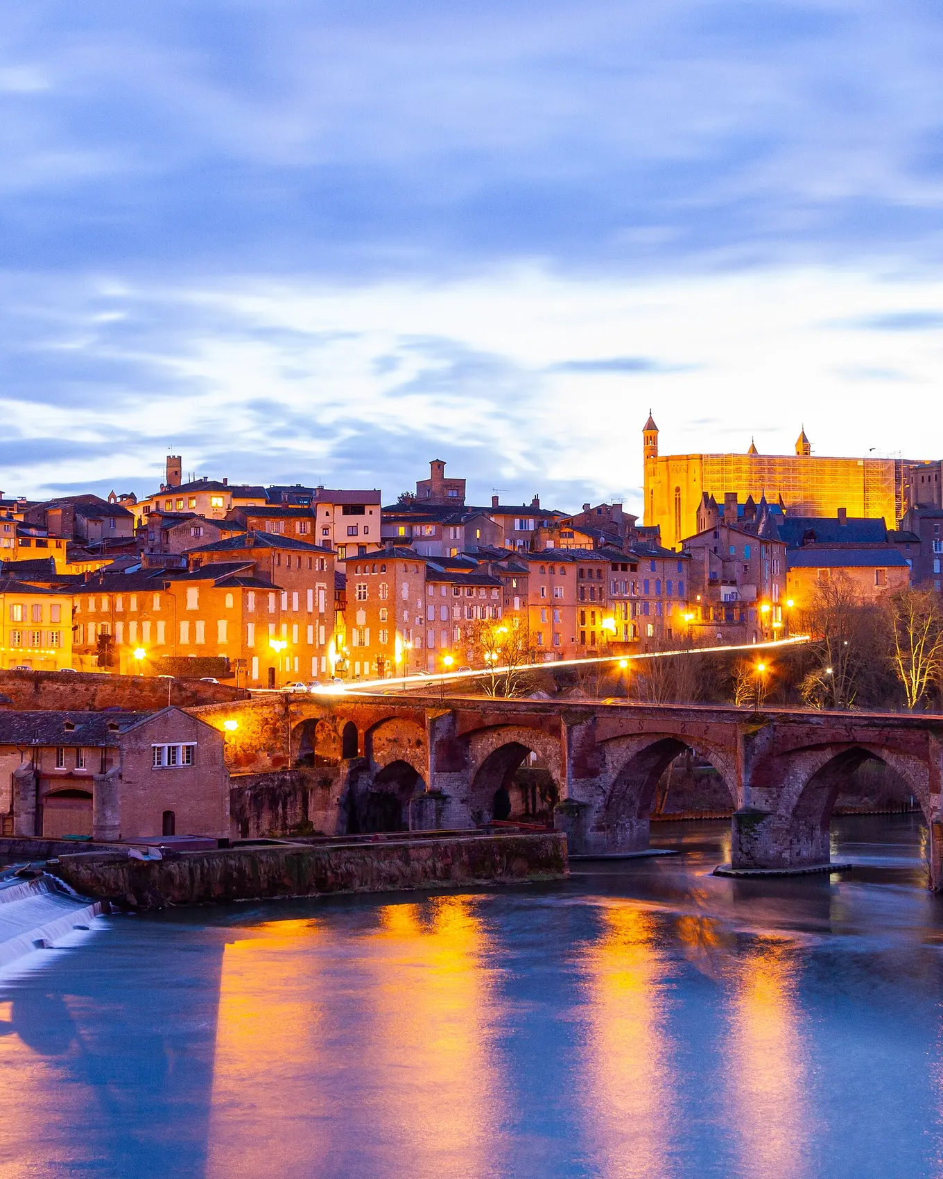 A catedral Sainte-Cécile de Albi e o Tarn ao anoitecer