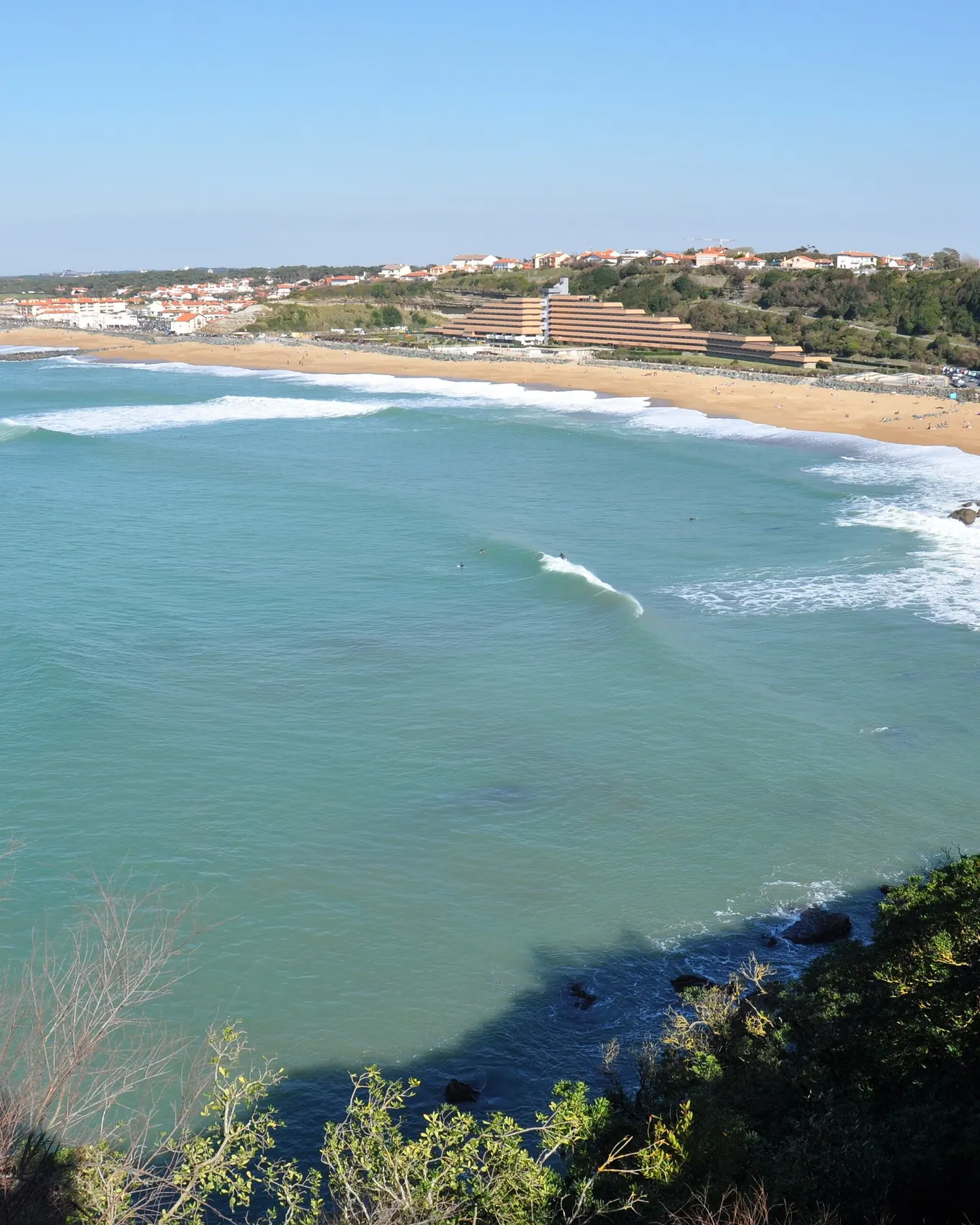 O litoral de Anglet visto das alturas, a praia ao pé das falésias